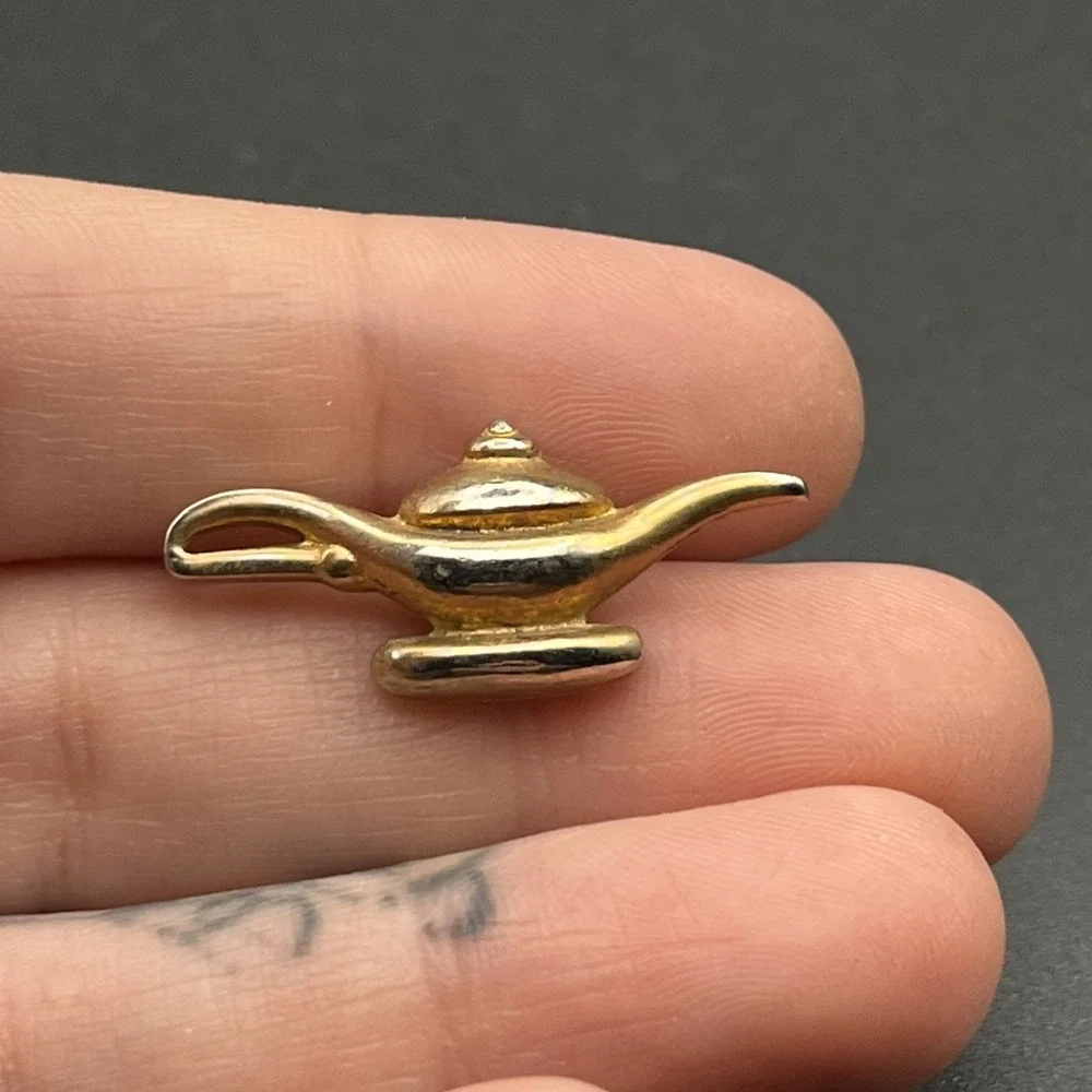 Genie Magic‎ Lamp Lapel Hat Pin